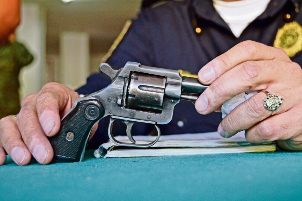 La Policía capitalina revisa primero las armas entregadas y después las envía a la Sedena (ARCHIVO EL UNIVERSAL)