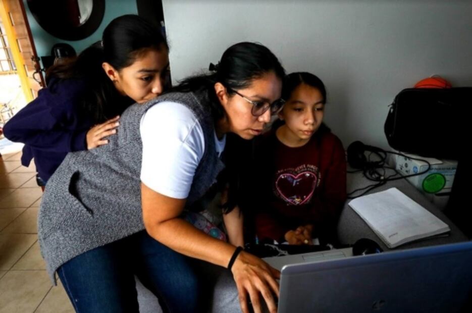 Enfermeras, doctoras y maestras en casa: Las mujeres en un año de pandemia