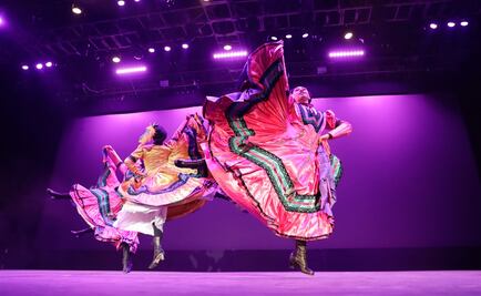 Mexican Folkloric Ballet begins at the Bellas Artes theater