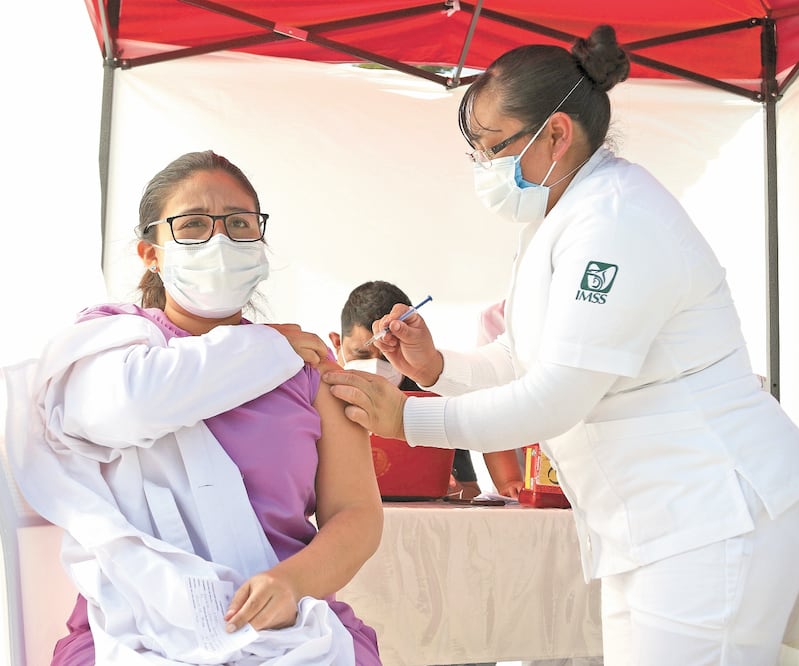La doctora Shelbi Escobar recibe la dosis contra coronavirus en el Centro de Vacunación del Sexto Grupo de Morteros de la Sedena. Foto: CARLOS MEJÍA. EL UNIVERSAL