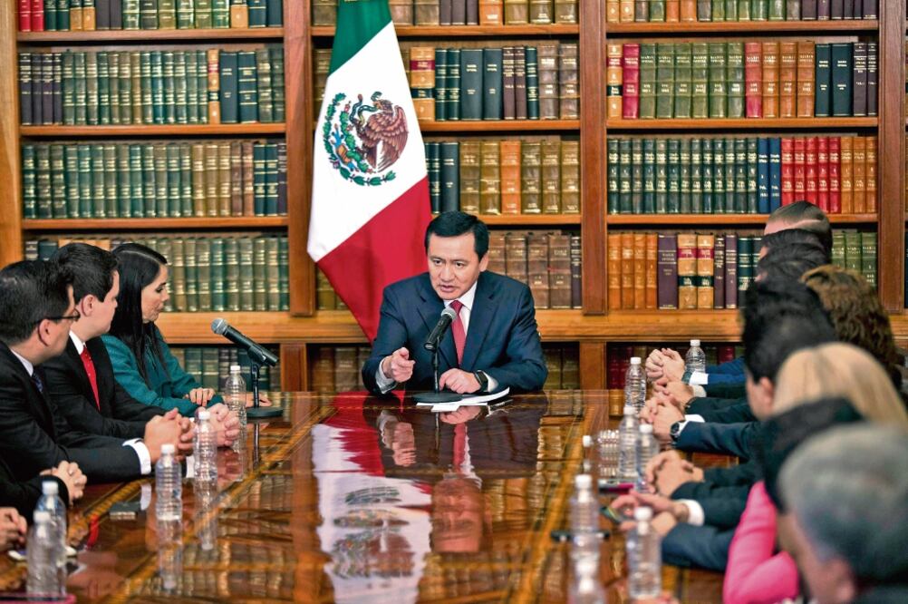 El secretario de Gobernación, Miguel Ángel Osorio Chong, aseguró que la postura del gobierno federal es que haya avances en las reuniones con la CNTE (SEGOB)