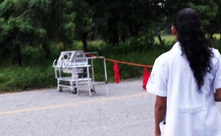 Con incubadora para bebé, bloquean carretera en Oaxaca 