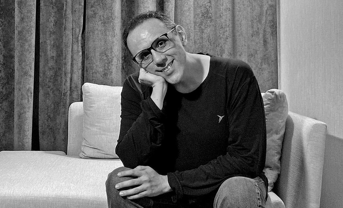 Las microhistorias de Alberto Chimal en La saga del Viajero del tiempo nacen de lo que llama “la imaginación fantástica” y están dirigidas al público joven. Foto: RAQUEL CASTRO, CORTESÍA DE LIBROS UNAM