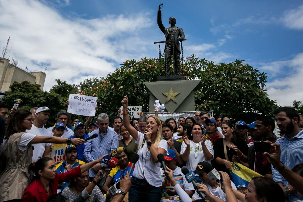 La esposa del líder de la oposición venezolana Leopoldo Lópéz, Lilian Tintori, recibe a un grupo de personas en silla de ruedas seguidoras de la oposición venezolana a su llegada a Caracas (Foto: EFE)
