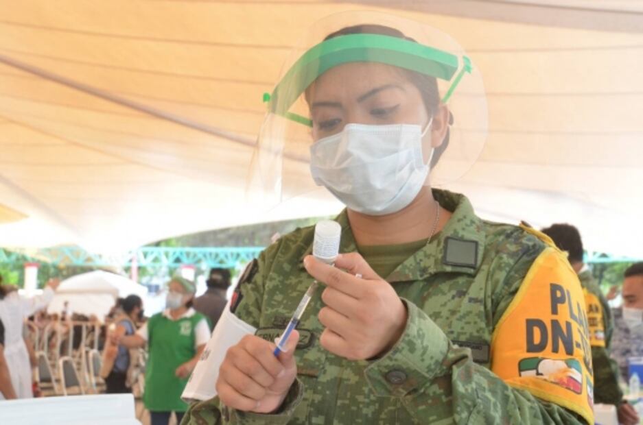 Tras un año de encierro, salen en Monterrey para recibir la vacuna
