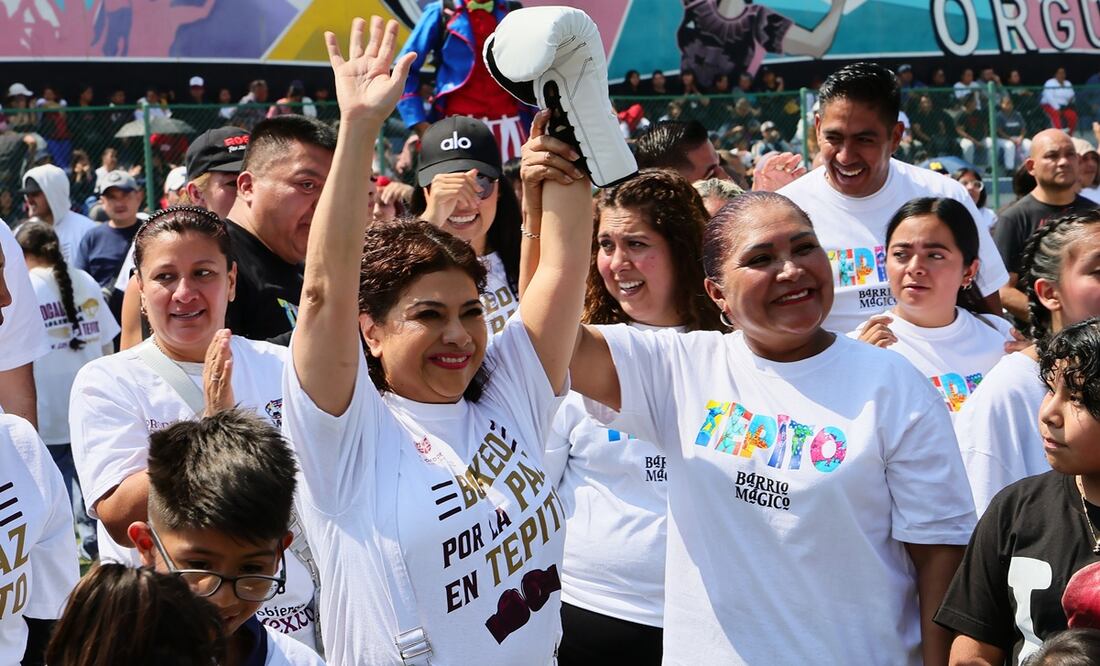 La mandataria capitalina se sumó a la clase de Box, usando un único guante de color blanco, con el que tiró jabs y ganchos. Foto: Especial