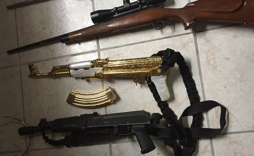 Al intensificar el operativo, los elementos de la Sedena encontraron, entre el armamento asegurado, un AK 47 bañado en oro. Foto: Especial
