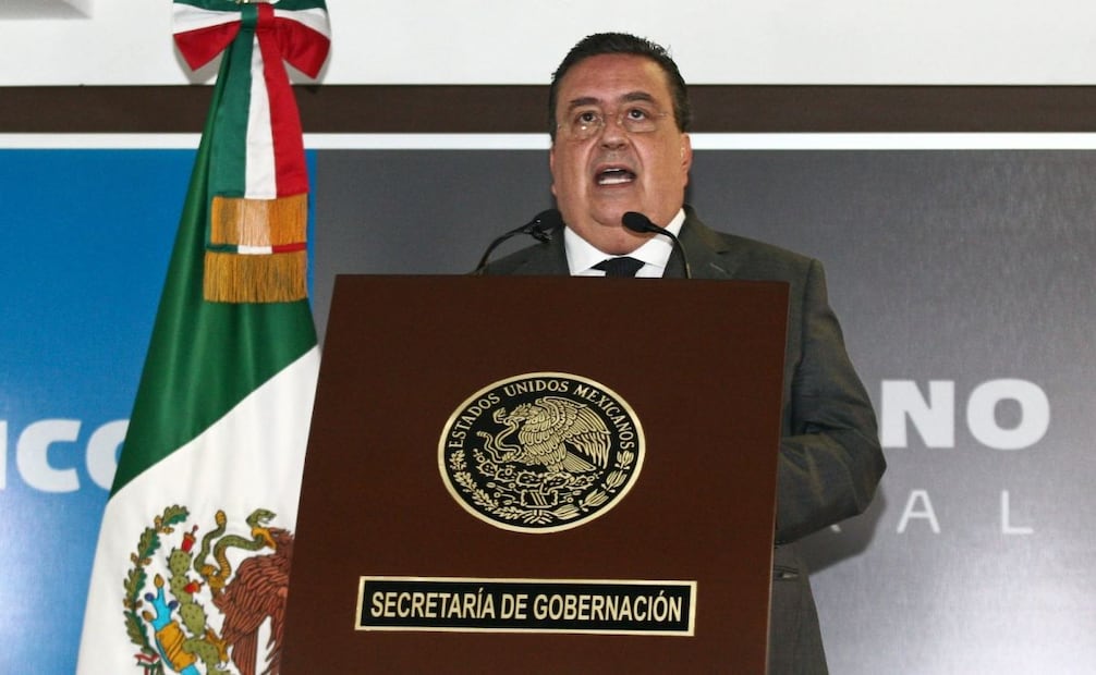 El secretario de gobernación, Fernando Gómez Mont, durante un anuncio ante los medios de comunicación en el Palacio Nacional el 22 de diciembre de 2009, donde advirtió que el gobierno mexicana usará "toda la fuerza" para someter al crimen organizado y no se dejará intimidar ante la amenaza de "quienes buscan cancelar las libertades y la tranquilidad de todos los mexicanos". Foto: Mario Guzmán / EFE