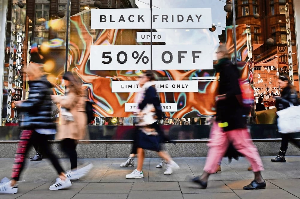 La Federación Nacional de Minoristas dice que durante el fin de semana de Acción de Gracias de 2 016, 109 millones de estadounidenses hicieron compras online, frente a 99 millones que acudieron a algún establecimiento (ANDY RAIN. EFE)