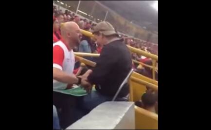 Viral video de un aficionado narrando un partido de futbol a su amigo ciego