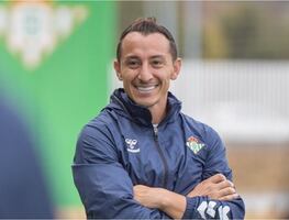 Andrés Guardado comienza su etapa como entrenador en el Betis de España