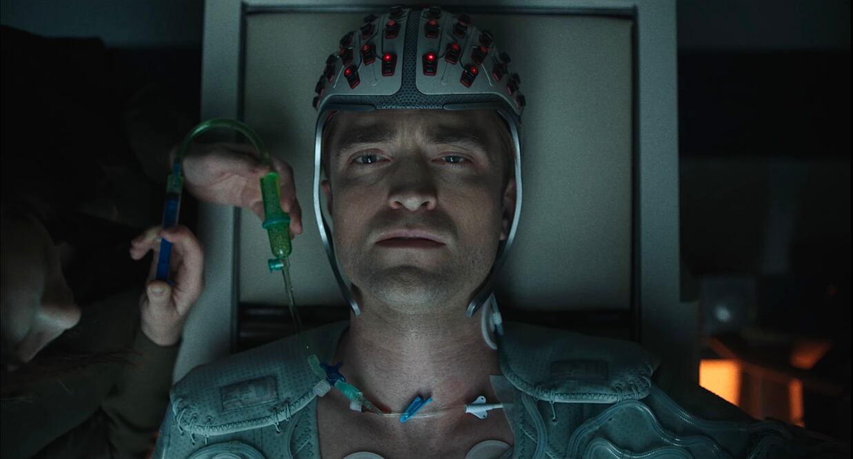 Robert Pattinson da vida al tripulante Mickey 17 quien se niega a abandonar su identidad clonada/ ESPECIAL