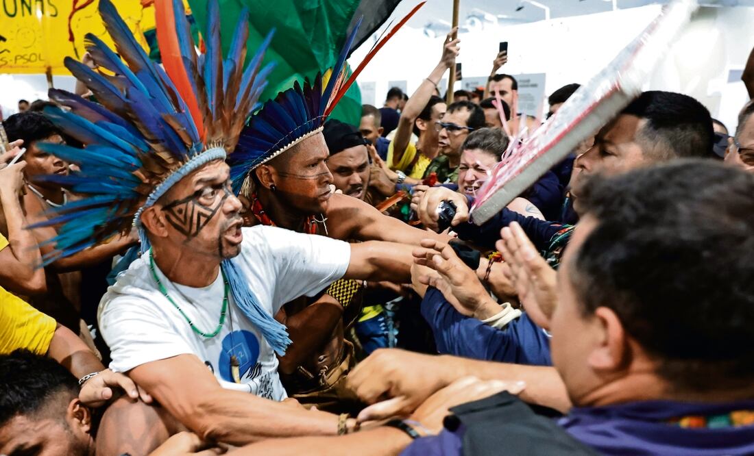 Manifestantes se enfrentaron contra las fuerzas de seguridad en un intento de invasión a la sede de la COP30, en Belém, Brasil. Foto: de André Coelho. EFE