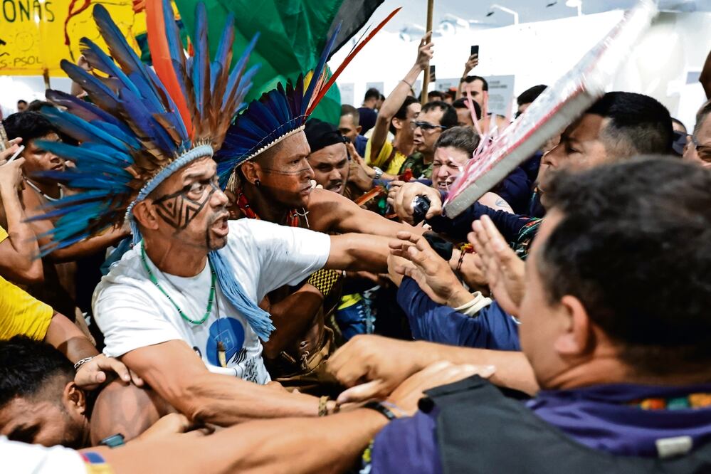 Manifestantes se enfrentaron contra las fuerzas de seguridad en un intento de invasión a la sede de la COP30, en Belém, Brasil. Foto: de André Coelho. EFE