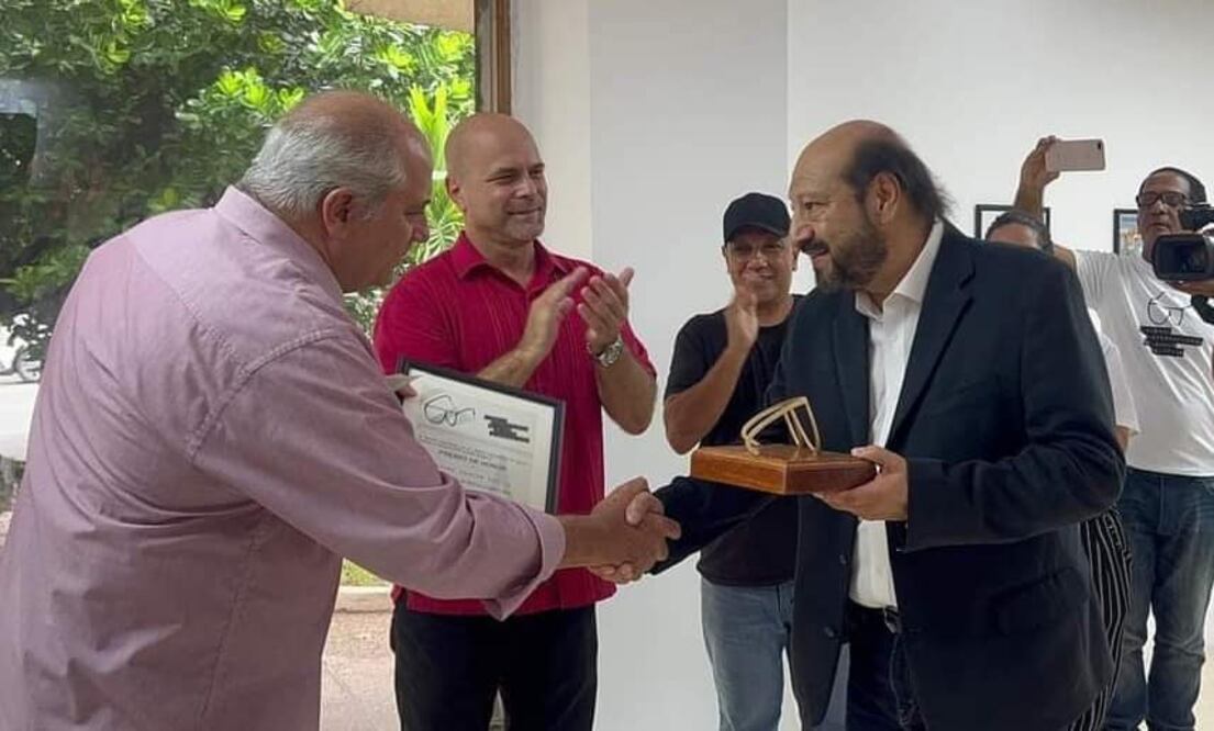 Reconocimiento a la trayectoria de Arturo Kemchs, caricaturista de EL UNIVERSAL, en la primera Bienal Internacional de Humor Político, en Cuba. (Especial)