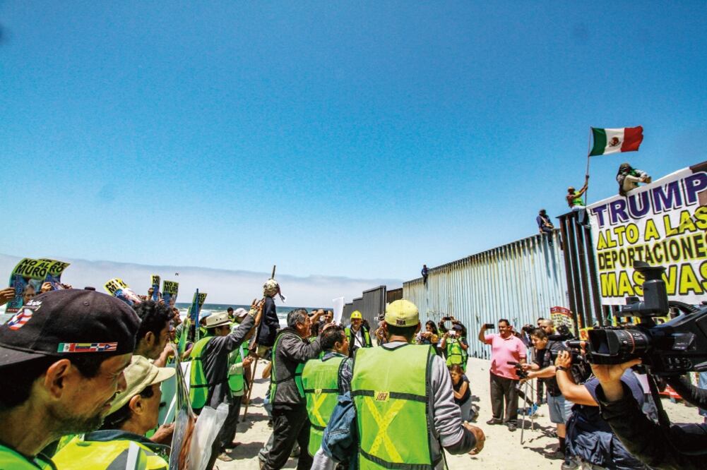 Activistas de las asociaciones Ángeles Sin Fronteras y Alianza Migrante Tijuana, junto con mexicanos y gente de El Salvador, Honduras y Guatemala, caminaron en las inmediaciones de la frontera, en el área conocida como El Faro. (JOEBETH TERRIQUEZ. EL UNI)