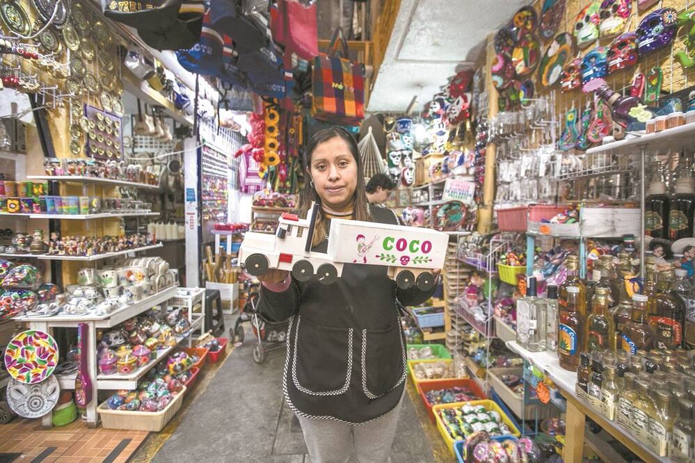 Rosario comenta que a los juguetes ofertados se les agregan imágenes de moda para hacerlos más atractivos. Admite que pese al avance de la tecnología su uso continúa. Fotos/GERMÁN ESPINOSA. EL UNIVERSAL