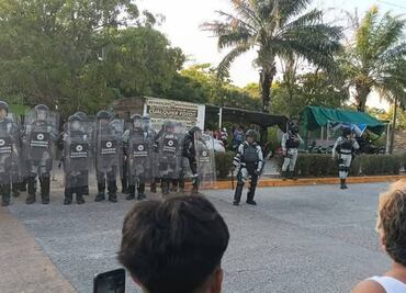 Policías antimotines desalojan con gas lacrimógeno a estudiantes del Tecnológico de los Ríos en Tabasco; PRI y PRD condenan represión