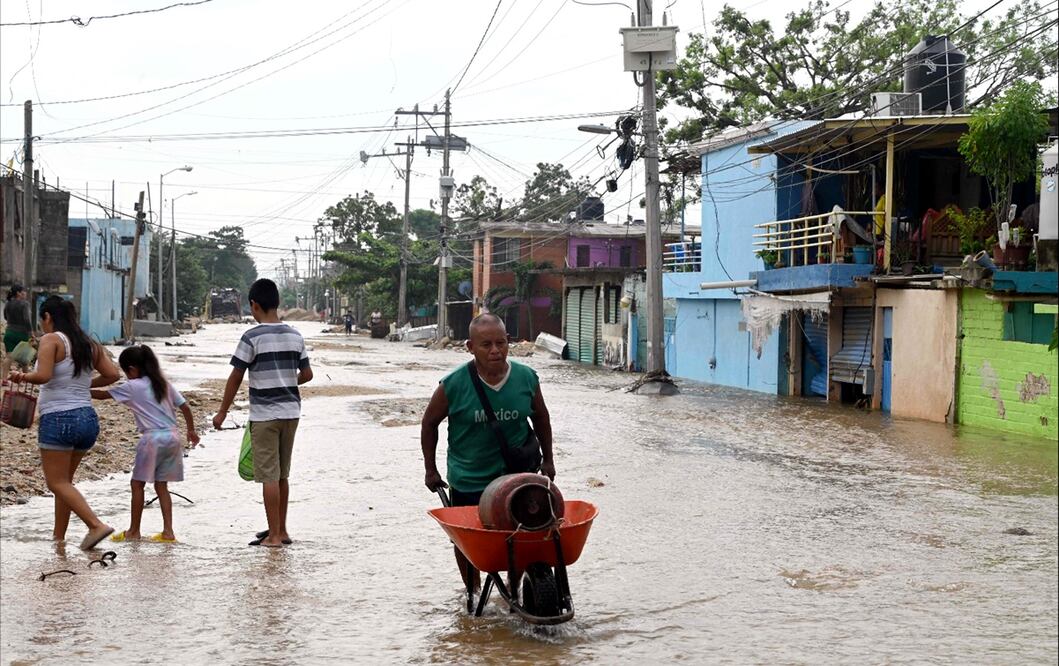 A más de una semana del paso del huracán John por Acapulco, Guerrero, varias colonias del puerto permanecen anegadas. Foto: AFP