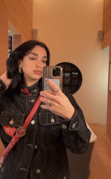 Dua Lipa muestra cómo lucir una chamarra larga esta temporada
