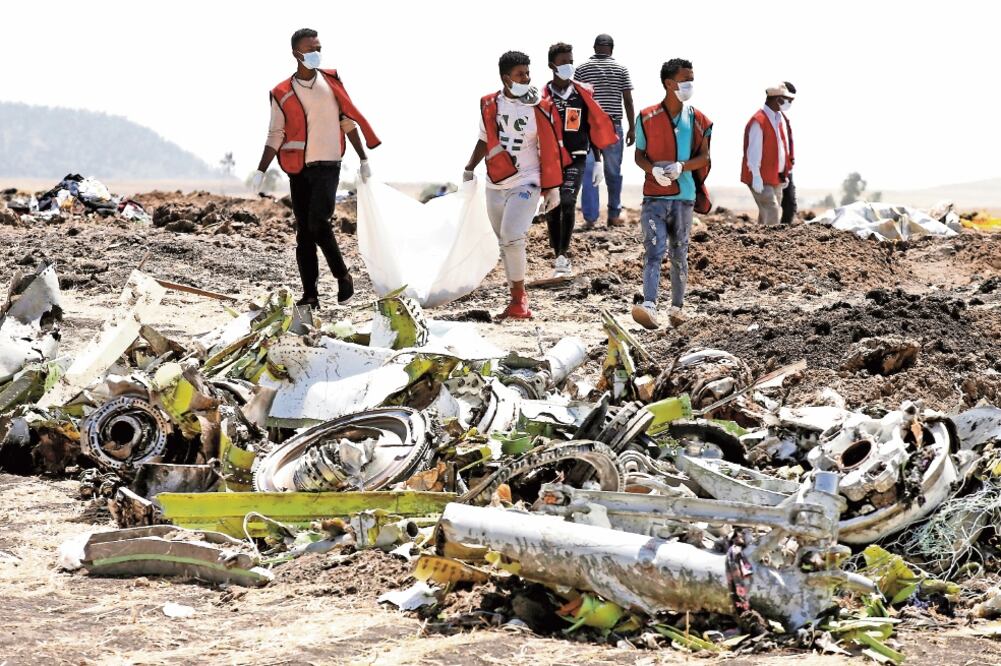 Socorristas de la Cruz Roja Etíope cargan restos del vuelo ET 302, de Ethiopian Airlines, en la escena del avionazo, cerca de Bishoftu, Addis Abeba. Foto: BAZ RATNER. REUTERS