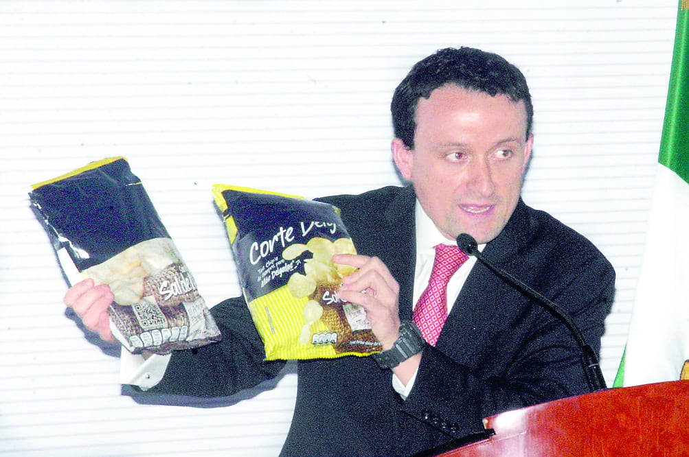 Mikel Arriola Peñalosa, comisionado Federal para la Protección Contra Riesgos Sanitarios (Cofepris), anunció el nuevo etiquetado frontal para alimentos y bebidas no alcohólicas preenvasadas, el cual es más sencillo para los consumidores (ESPECIAL)