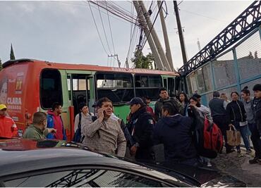 Camión de pasajeros se impacta contra poste de luz en Álvaro Obregón, reportan 18 personas lesionadas