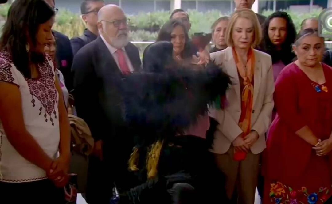 Chamana tzotzil realiza limpia a Laura Itzel Castillo en el Senado; para atraer buenas vibras Foto: Captura de pantalla