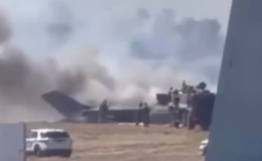 Equipos de emergencia atendieron la zona donde cayó un caza F-35B del Cuerpo de Marines en la base aérea de Miramar, en San Diego, tras la eyección del piloto (31/07/2026). Foto: Captura de pantalla