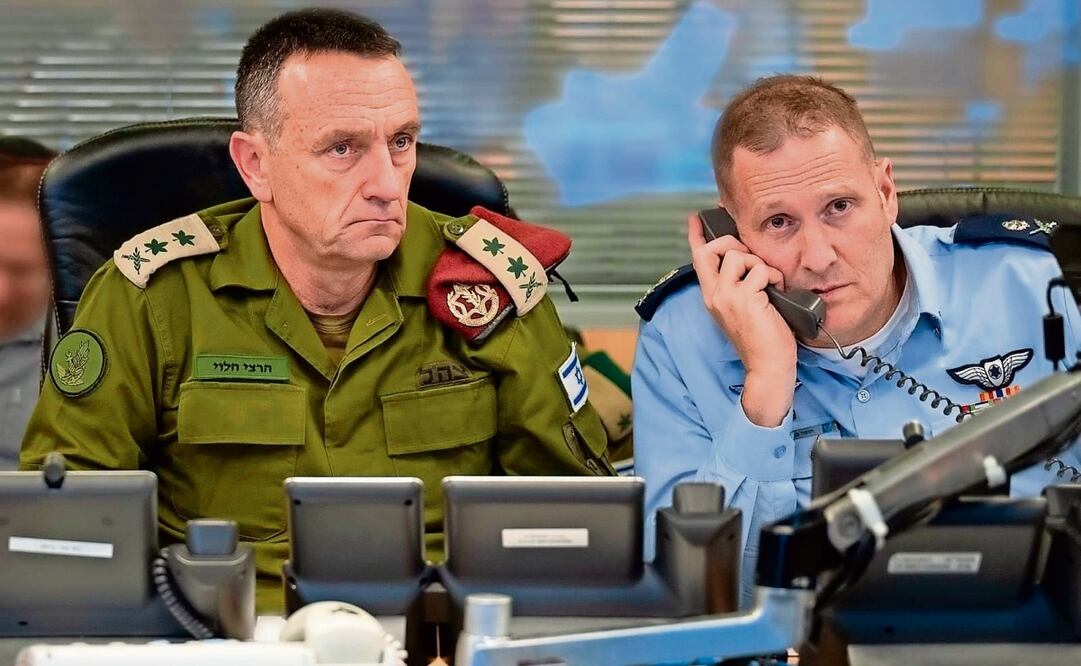 El jefe del Estado Mayor, Herzi Halevi (izq.) y el comandante de la Fuerza Aérea, Tomer Bar, en Tel Aviv. Foto: EFE