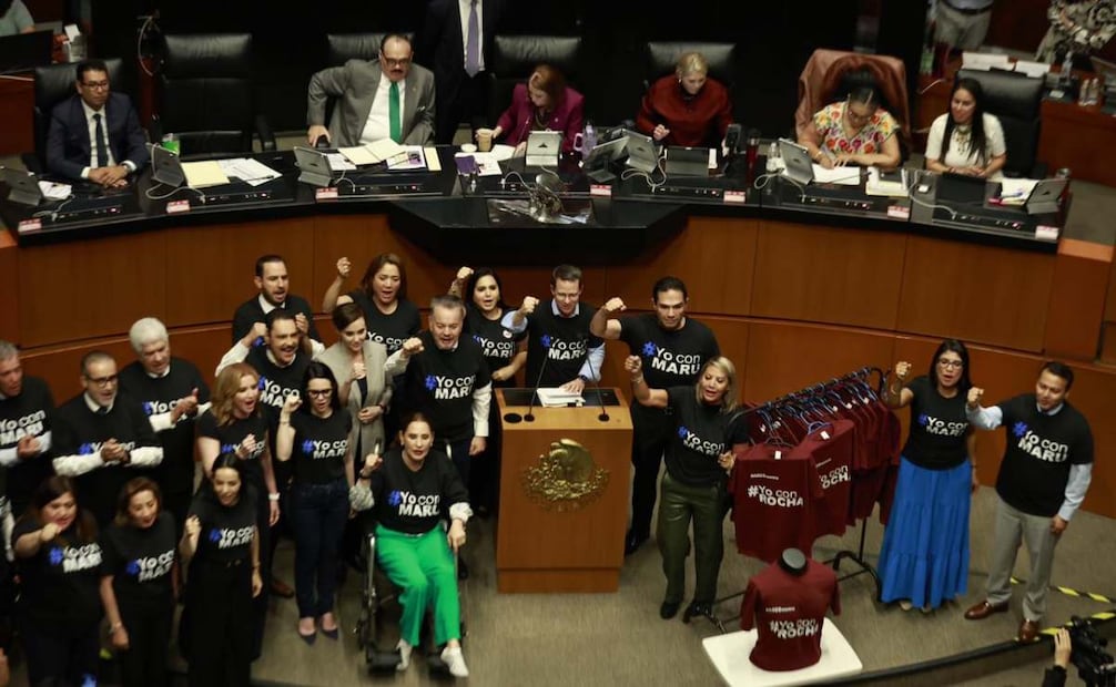 Legisladores del PAN regalan playeras con estampado "Yo con Rocha" en el Senado (28/05/2026). Foto: Especial