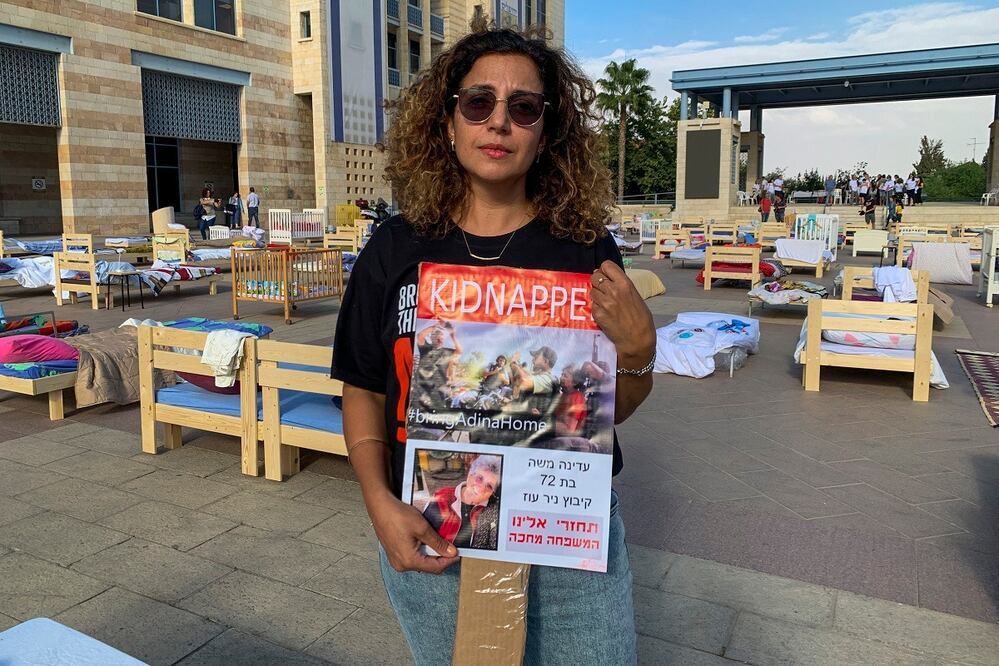 Más de 200 camas vacías para reivindicar la liberación de los 239 rehenes en manos del grupo islamista palestino Hamas en Gaza fueron instaladas este lunes ante el Ayuntamiento de Jerusalén por sus familiares. FOTO: EFE