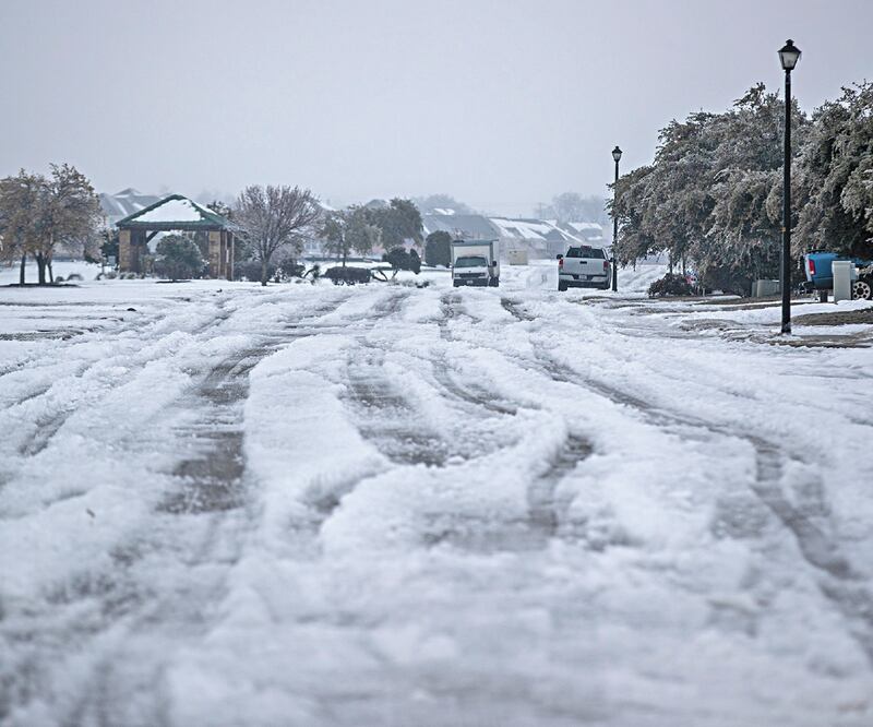 En las ciudades texanas de Dallas y Austin, con temperaturas de -6 grados centígrados, la nieve y las lluvias heladas ocasionaron problemas de tránsito. Foto: AP