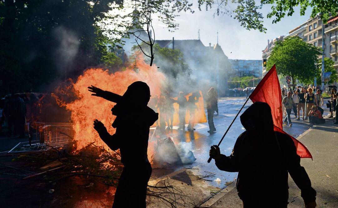 Decenas de miles de activistas contrarios al G7 protestaron ayer en Ginebra, Suiza. Foto: EFE
