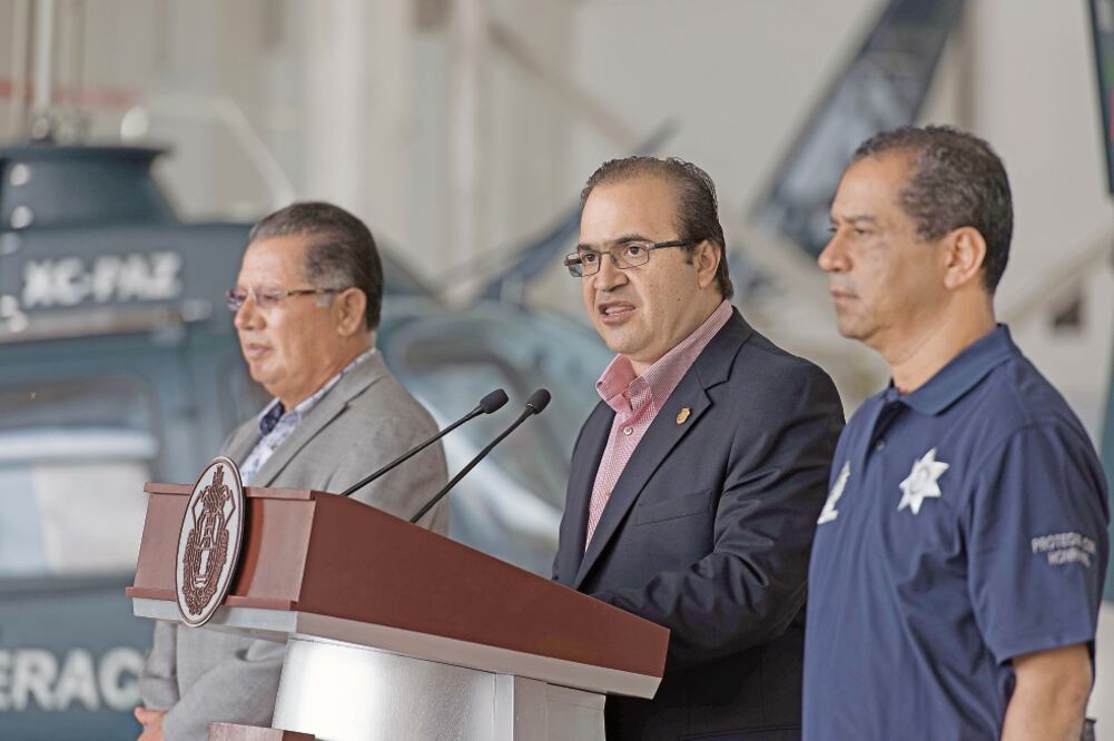 El gobernador Javier Duarte, durante un conferencia, en compañía del nuevo secretario de Seguridad Pública, José Nabor Nava (der). (KARLO REYES. EL UNIVERSAL)