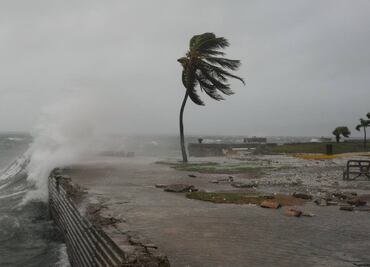 Huracán Melissa se degrada a categoría 4M pero sigue siendo "una tormenta extremadamente peligrosa"