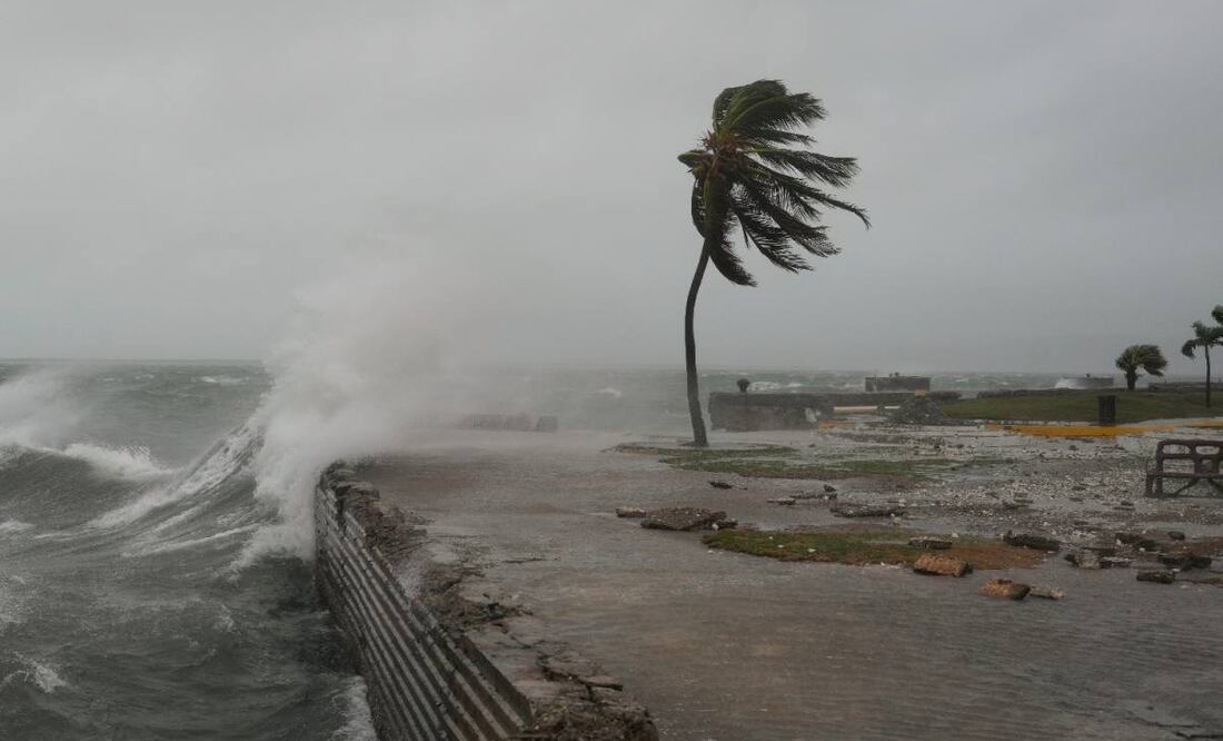 “'Melissa' tocó tierra en el suroeste de Jamaica, cerca de Nueva Esperanza, con vientos máximos sostenidos estimados en 295 km/h y una presión central mínima estimada de 26.34 pulgadas”. Foto: AP