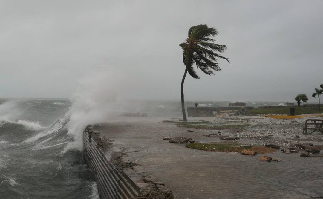 Las olas salpican Kingston, Jamaica, a medida que se acerca el huracán Melissa, el martes 28 de octubre de 2025. Foto: AP