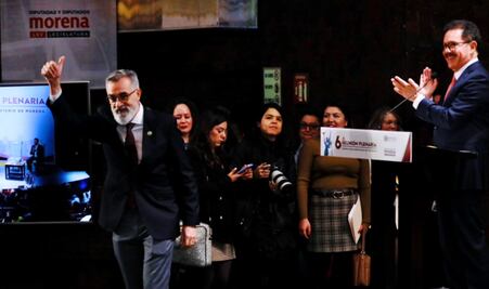 Diputado Salvador Caro pasa de MC a Morena; es presentado en plenaria morenista