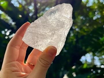 Qué pasa si humedeces la piedra de alumbre en alcohol