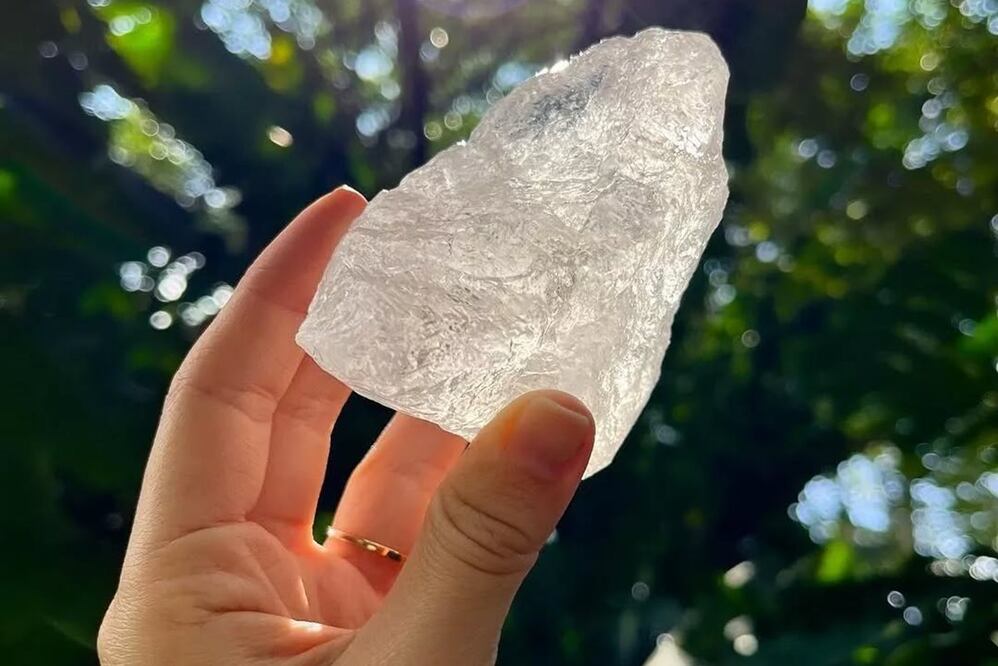 La piedra de alumbre crea una capa protectora que combate el mal olor y el sudor. Foto: Instagram @lavanda.sustentable