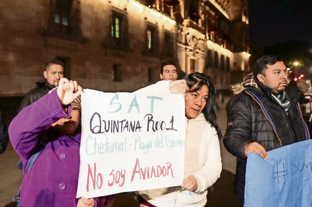 Afuera del Palacio Nacional, un grupo de ex empleados del SAT se manifestó contra el recorte de personal que recientemente hubo en el organismo federal; exigen una indemnización conforme a ley. (JUAN CARLOS REYES. EL UNIVERSAL)