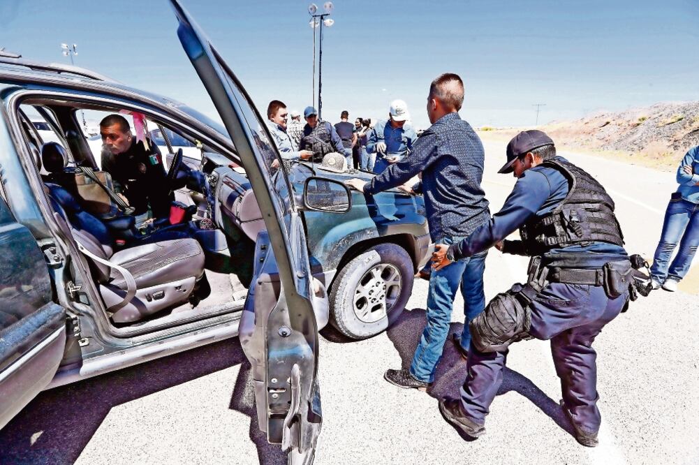 Policías instalan retenes en las carreteras chihuahuenses para tratar de contener la operación criminal. (ARCHIVO EL UNIVERSAL)