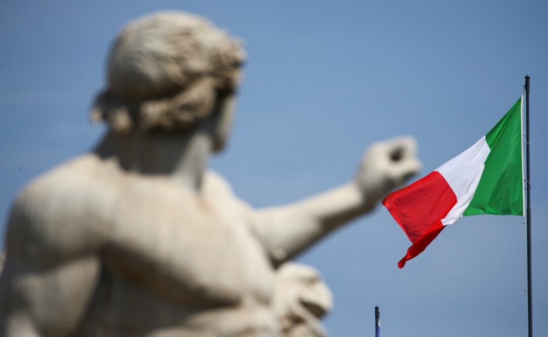 The Italian flag waves over the Quirinal Palace in Rome, Italy - Photo: Tony Gentile/Italy