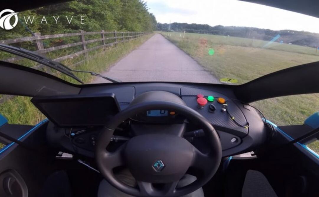 Este modelo de aprendizaje para algoritmos se conoce como “red neuronal convolucional profunda”, donde cada nueva corrección es procesada por la GPU del vehículo