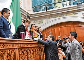 Llama Delfina a legisladores al diálogo