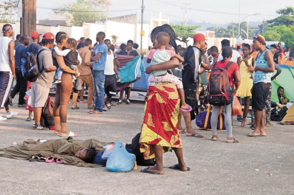 Migrantes permanecen en Tapachula a la espera de poder tramitar el documento que les permita cruzar por México para llegar a EU. Foto: ARCHIVO EL UNIVERSAL