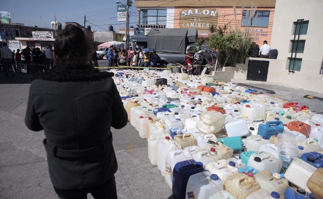 En Michoacán, hay gasolineras que tienen más de mil garrafas y más de 160 carros en espera de poder surtir gasolina (Foto: Rodolfo Ayala / EL UNIVERSAL)