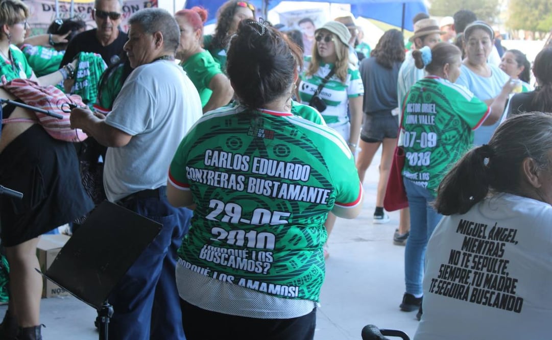 Familias de desaparecidos realizan cascarita en Torreón; exigen respuestas sobre sus seres queridos.
Foto: Especial.