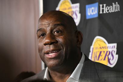 ‘Magic’ Johnson renuncia a los Lakers